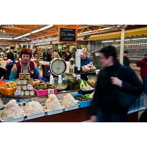 Izstrādās zaļā publiskā iepirkuma instrukciju vietējo ražotāju atbalstam; brīdina, ka dalībvalstis nevar tiešā veidā aicināt iegādāties tikai vietējo ražotāju preces