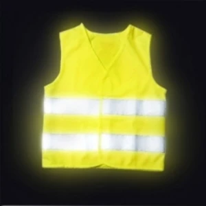 Ceļu satiksmes noteikumu grozījumi paredz tumšā laikā un sliktas redzamības apstākļos gājējiem gar brauktuves malu valkāt gaismu atstarojošu apģērbu