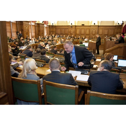 Saeima atbalsta detalizētāku ziņu norādīšanu par amatpersonu ienākumiem un mantu