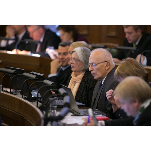 Saeima pirmajā lasījumā pieņem jaunu Arodbiedrību likumu