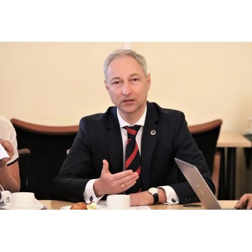 Pārrunā iespēju veidot atsevišķu tiesu komercstrīdu, ekonomisko un finanšu noziegumu lietu izskatīšanai