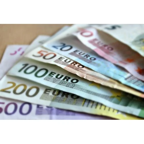 Turpina samazināties viltoto eiro banknošu skaits