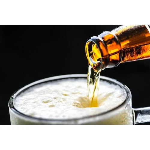 Saeima pirmajā lasījumā atbalsta akcīzes nodokļa samazināšanu stiprajam alkoholam