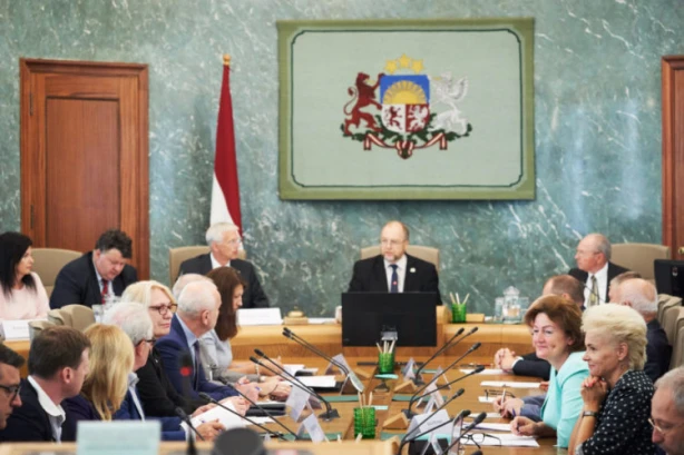 Sociālie partneri un uzņēmēji cer, ka valdība turēs solījumu un nodokļus nepaaugstinās