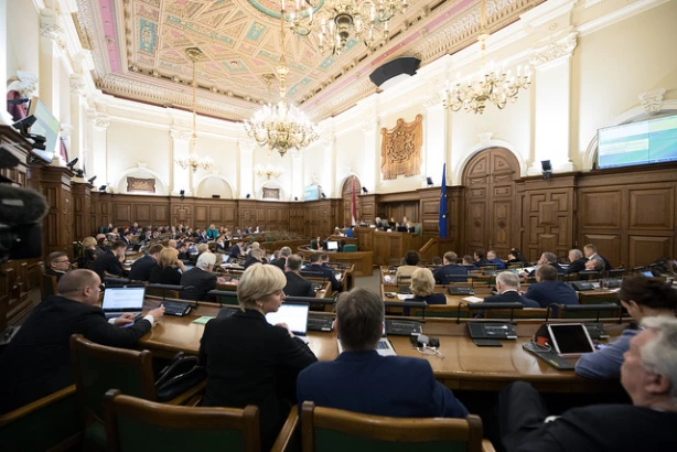 Saeima nosaka augstāku neapliekamo minimumu - no nākamā gada jūlija 500 eiro mēnesī