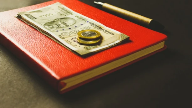 Kā aprēķināms un piedzenams līgumsods un likumiskie procenti par līguma neizpildīšanu nolīgtajā termiņā?