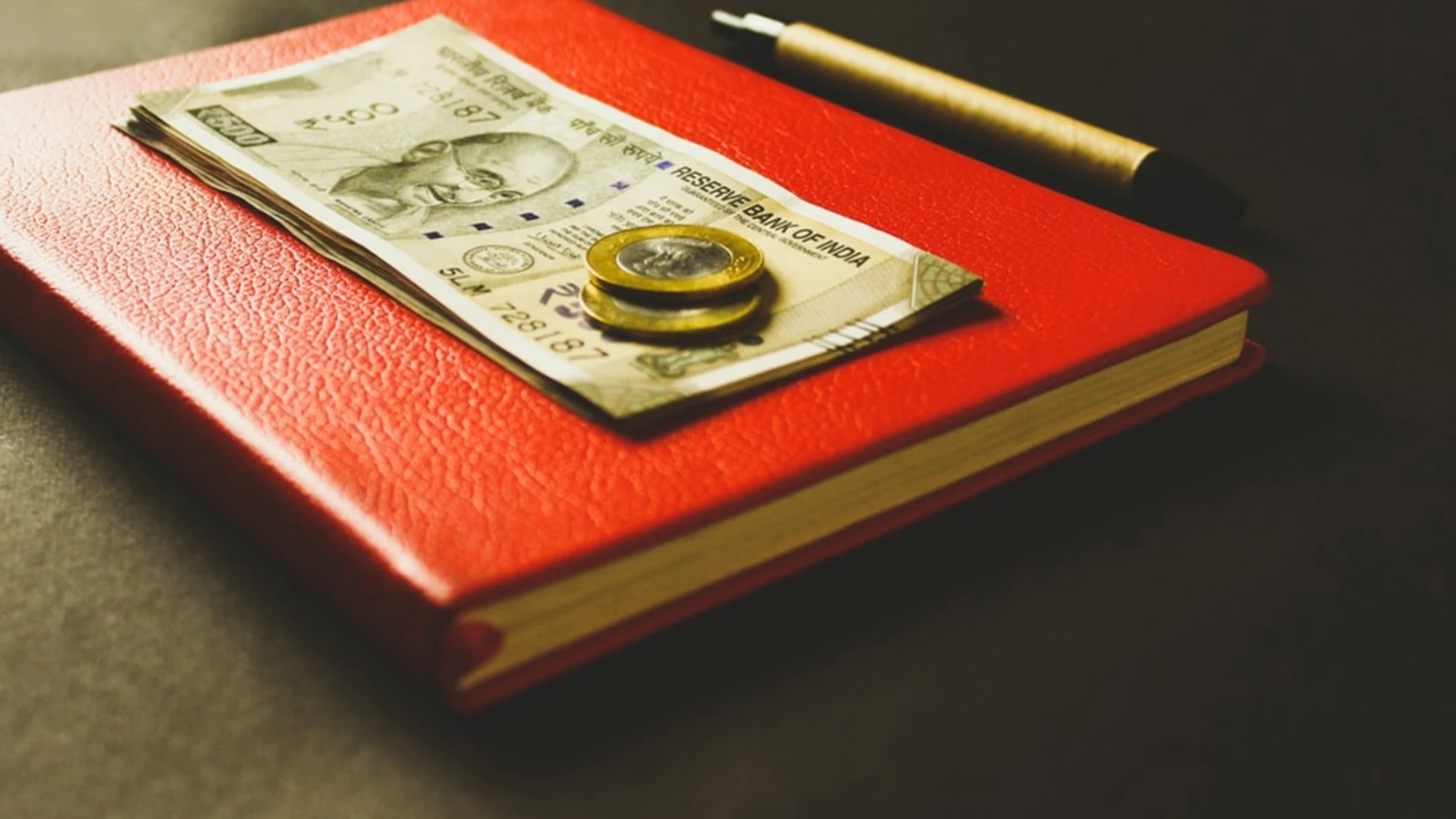 Kā aprēķināms un piedzenams līgumsods un likumiskie procenti par līguma neizpildīšanu nolīgtajā termiņā?