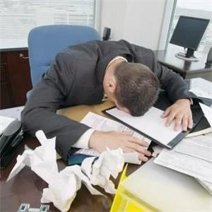 Aptauja: Galvenie ar darbu saistīta stresa cēloņi ir nedrošība un organizatoriskas pārmaiņas darbavietā