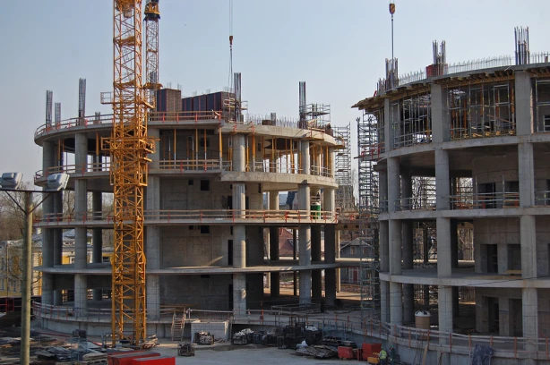 Rīgas dome veic izmaiņas pašvaldības nodevām par infrastruktūras uzturēšanu un attīstību