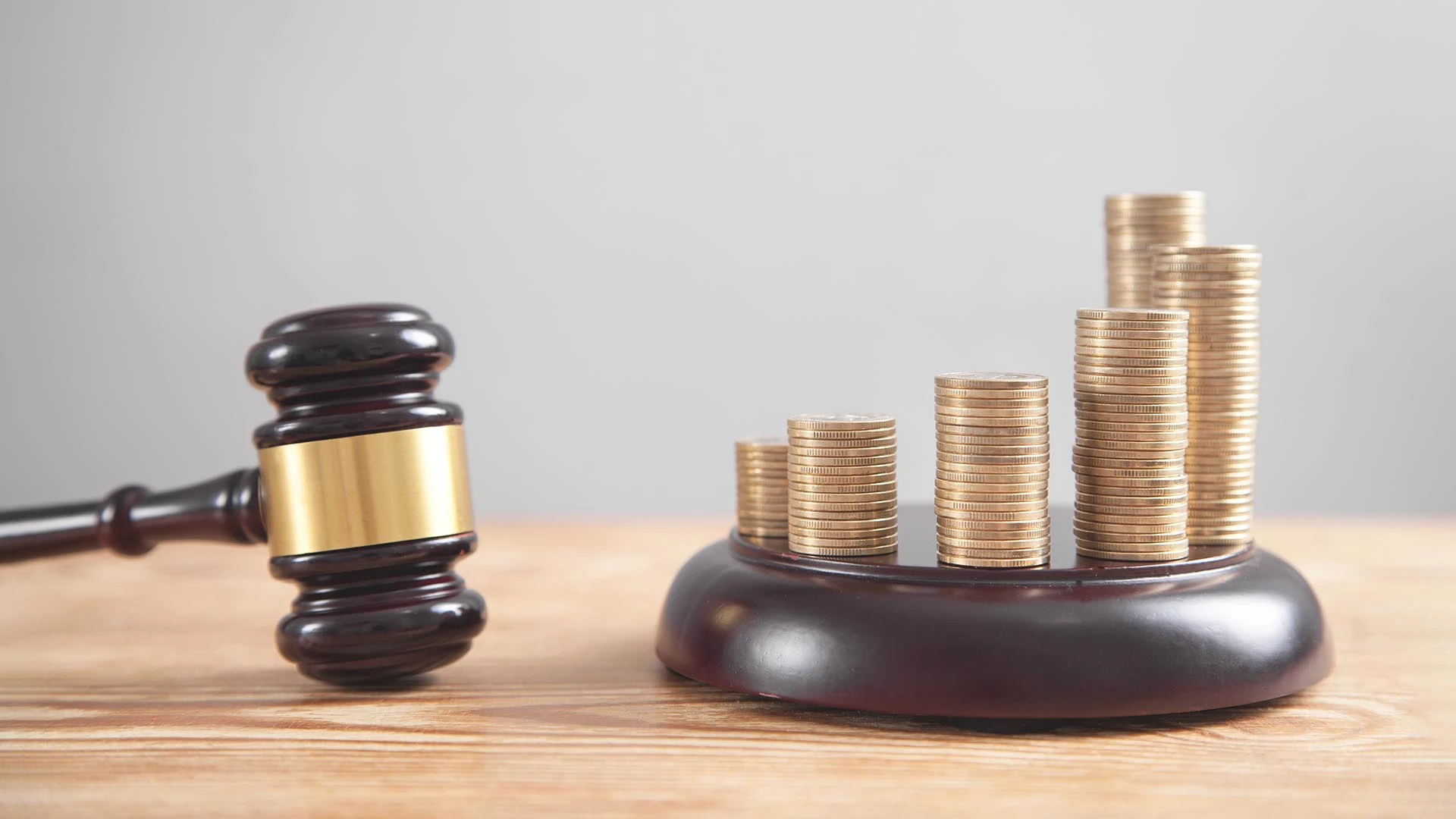 Vai ir pienākums atlīdzināt tiesāšanās izdevumus, ja tiesvedība izbeigta sakarā ar prasītāja atteikšanos no prasības?