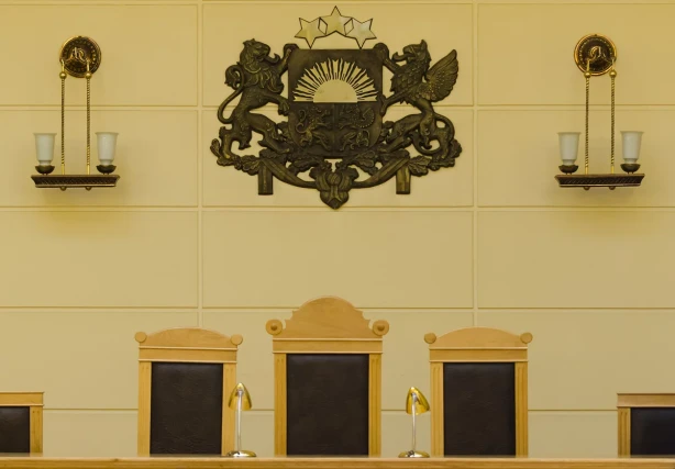 Par 100 eiro kukuļa pieņemšanu piemēro ar brīvības atņemšanu saistītu sodu, juridiskajai personai piemēroto sodu jāpārskata