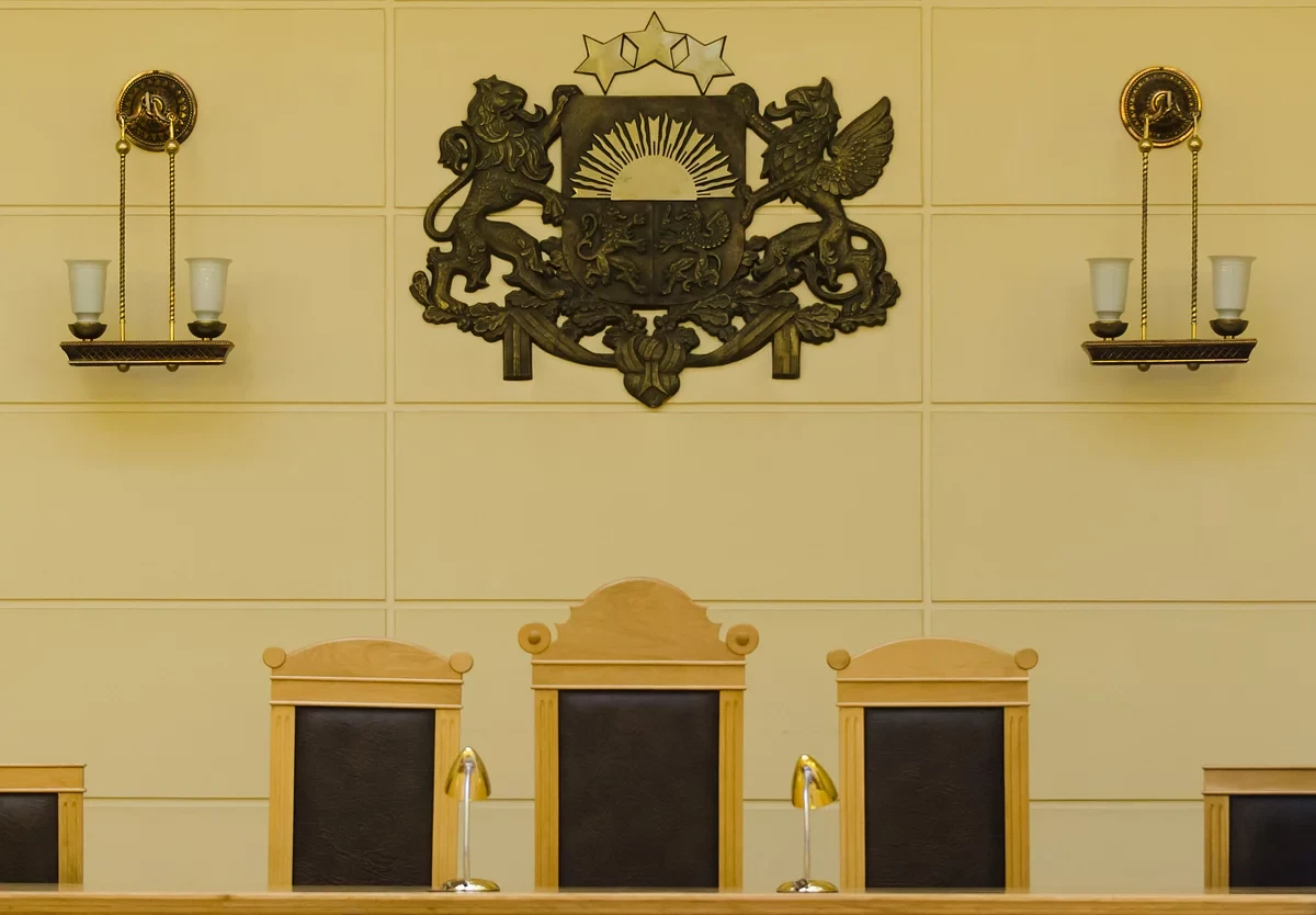 Par 100 eiro kukuļa pieņemšanu piemēro ar brīvības atņemšanu saistītu sodu, juridiskajai personai piemēroto sodu jāpārskata