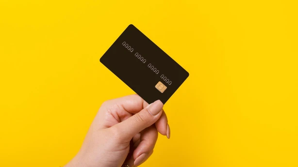 Skaidras vai bezskaidras naudas avansa norēķinu uzskaites kārtība un darījumi ar uzņēmuma bankas kartēm