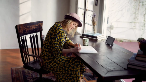 Pašnodarbinātajiem un autoriem, kas prognozē mazus ienākumus, par to līdz 17. janvārim jāinformē VID