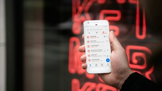 Policija aicina būt uzmanīgiem ar it kā no VID saņemtajām īsziņām par nodokļu pārmaksu