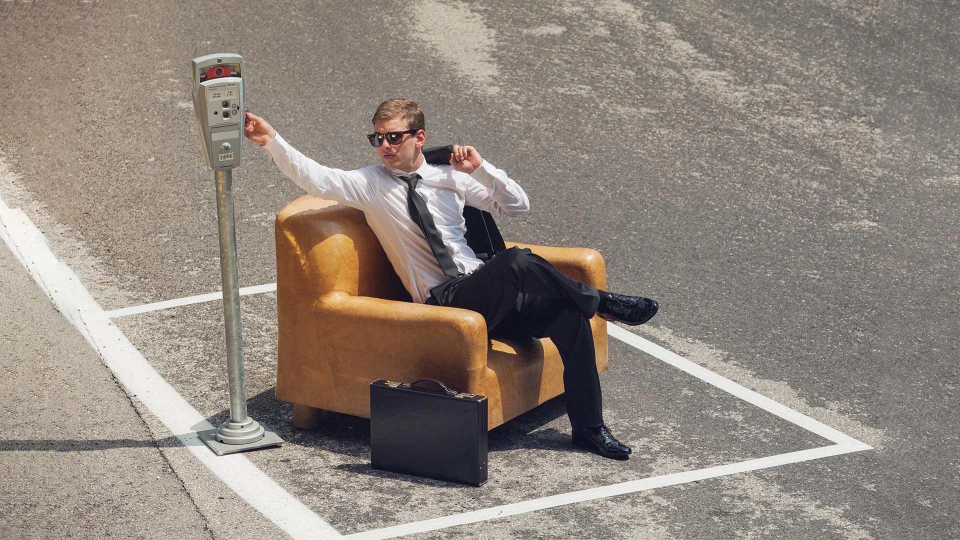 Ceļa zīmju kontekstā svētku dienai un vispārējai brīvdienai ir atšķirīgas tiesiskās sekas