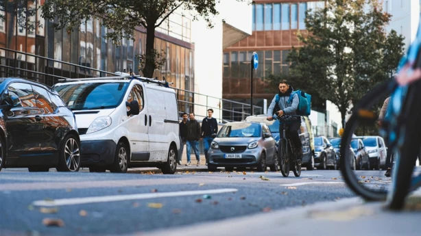 ES Padome pieņēmusi jaunus noteikumus platformu darbinieku darba apstākļu uzlabošanai
