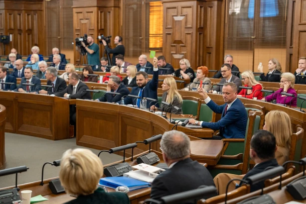Saeima pieņēmusi 2025. gada valsts budžetu un nākamajiem gadiem paredzēto budžeta ietvaru