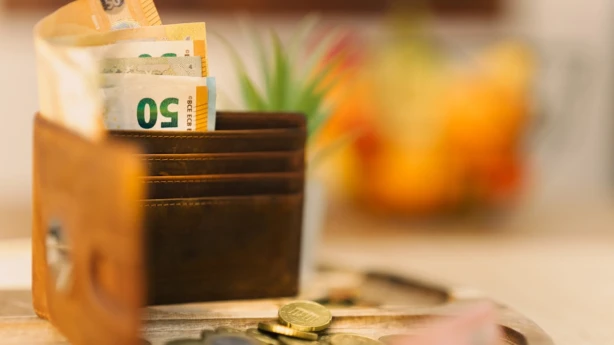 Pieņemti noteikumi, kas kredītiestādēm liks ziņot VID par skaidras naudas iemaksām