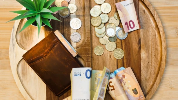 Algas nodoklis 2025. gadā būs 25,5%, autoratlīdzībām un MUN turpinās piemērot 25% likmi