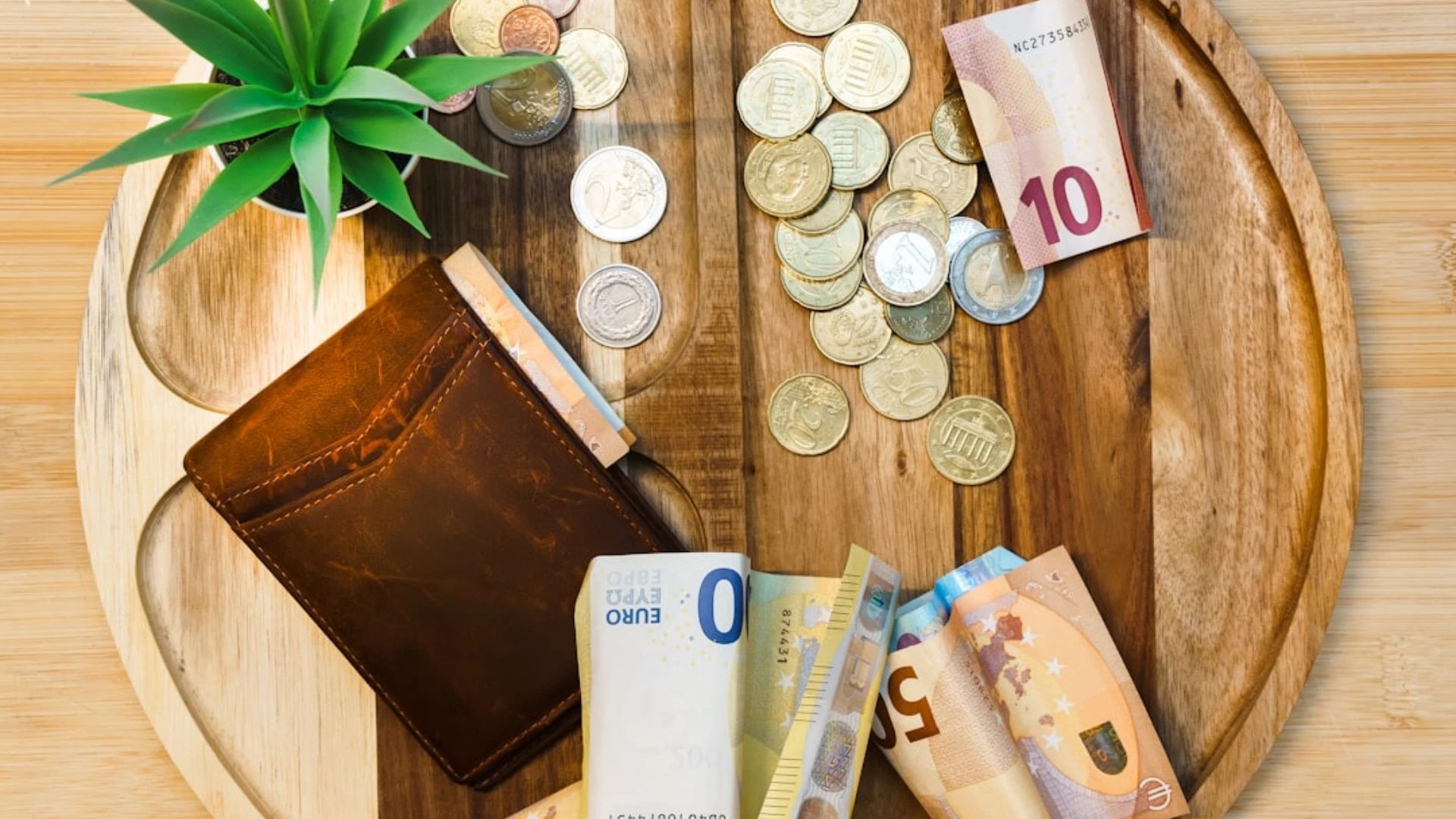 Algas nodoklis 2025. gadā būs 25,5%, autoratlīdzībām un MUN turpinās piemērot 25% likmi