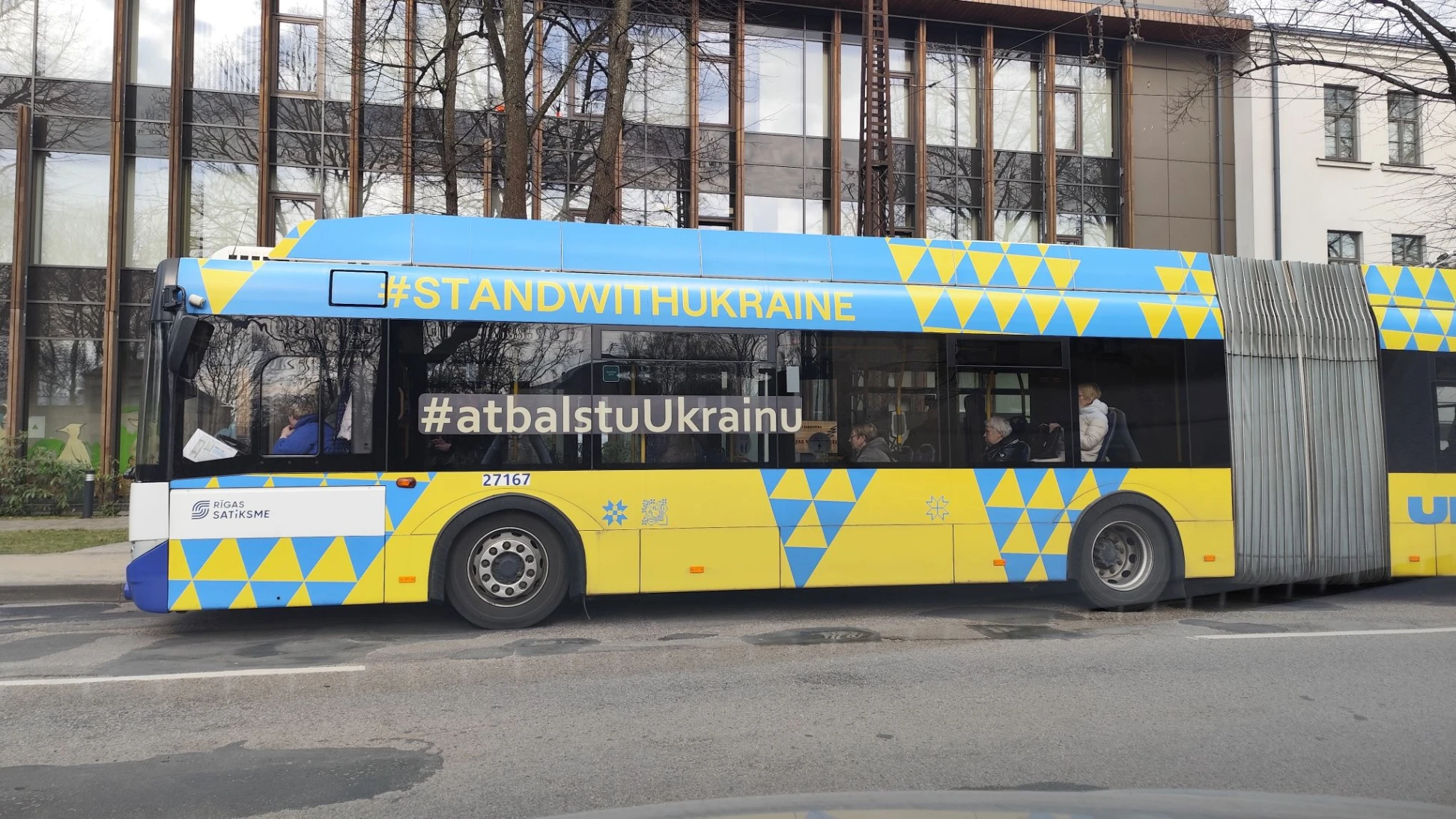 No 1. maija Latvijā nodarbinātajiem Ukrainas civiliedzīvotājiem jāpiemēro 510 eiro neapliekamais minimums