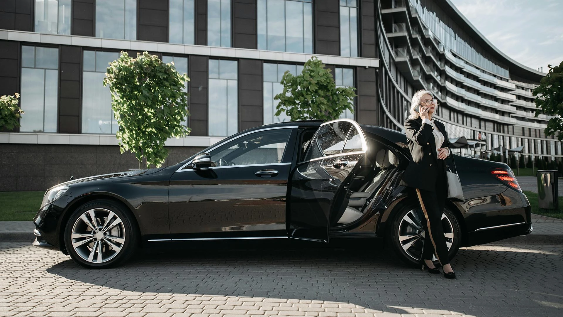 Kam jāmaksā uzņēmumu vieglo transportlīdzekļu nodoklis?