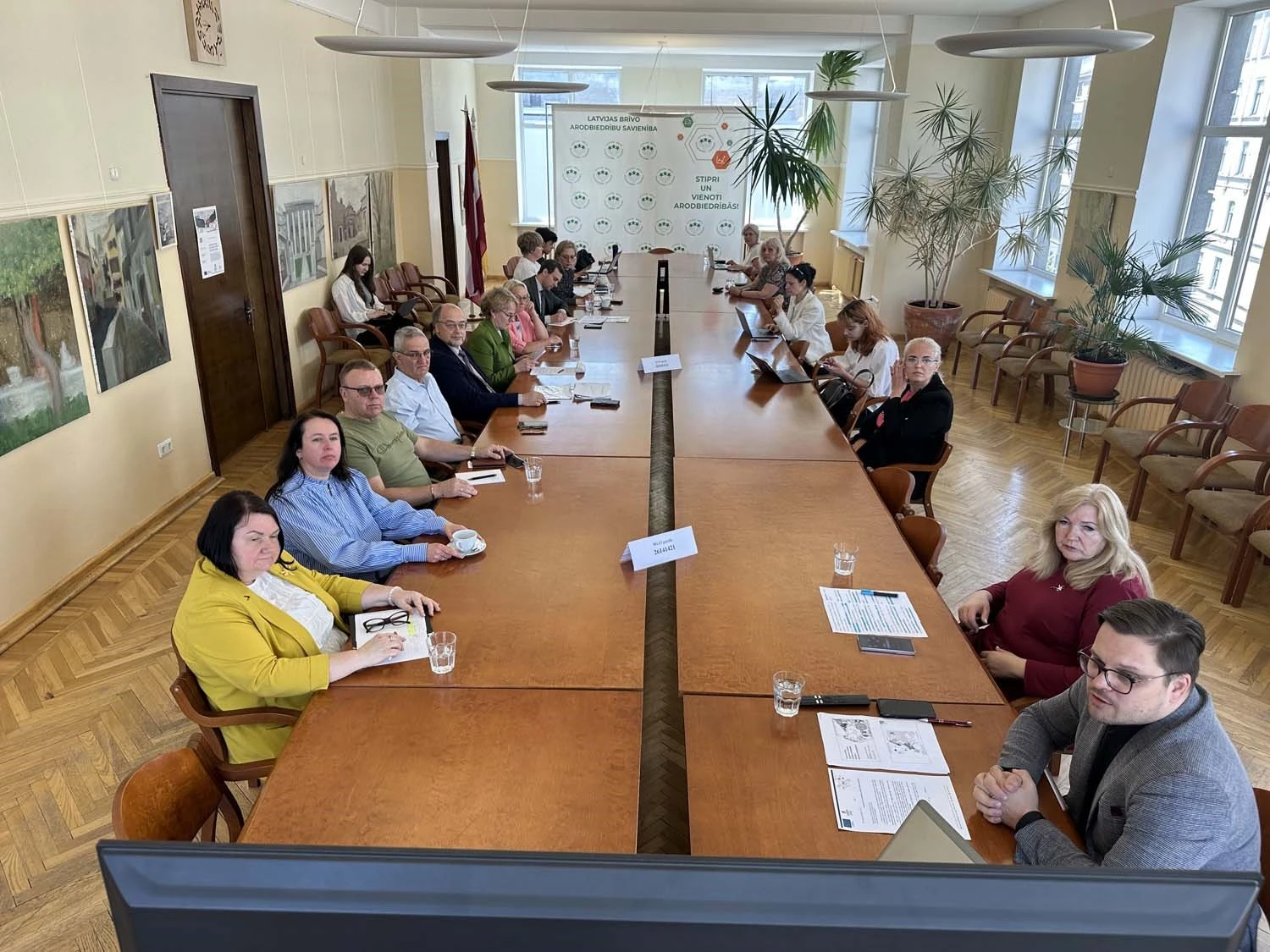 Arodbiedrības neatbalsta pilnīgu atteikšanos no 100% piemaksām par virsstundu darbu