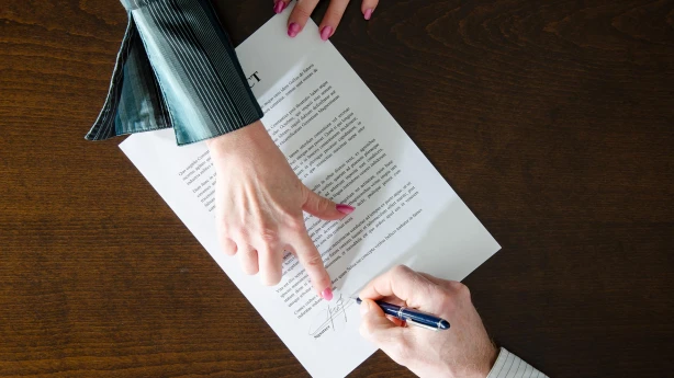 Vai var apstrīdēt algas izmaksas faktu, ja parakstīts dokuments par skaidras naudas saņemšanu?