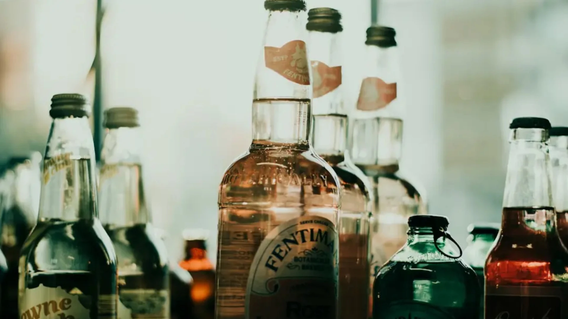 No 1. augusta spēkā jauni ierobežojumi alkoholisko dzērienu cenu un atlaižu reklāmai