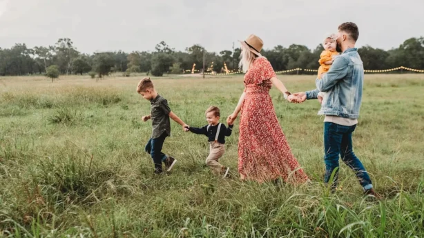 Samazinās materiāli nenodrošināto iedzīvotāju skaits, daudzbērnu ģimenēm ienākumi aug lēnāk