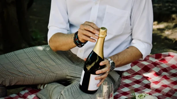 Senāts: Šampanietis, ievietots uzņēmuma reprezentācijas maisiņā, ir kukulis