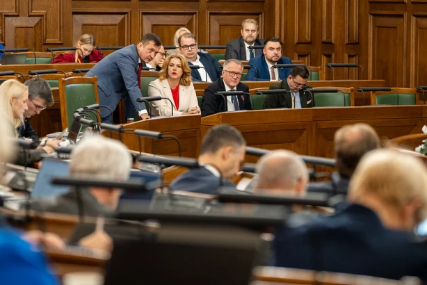 Saeima atbalsta vairākus budžeta likumprojektu paketē iekļautos nodokļu likumprojektus