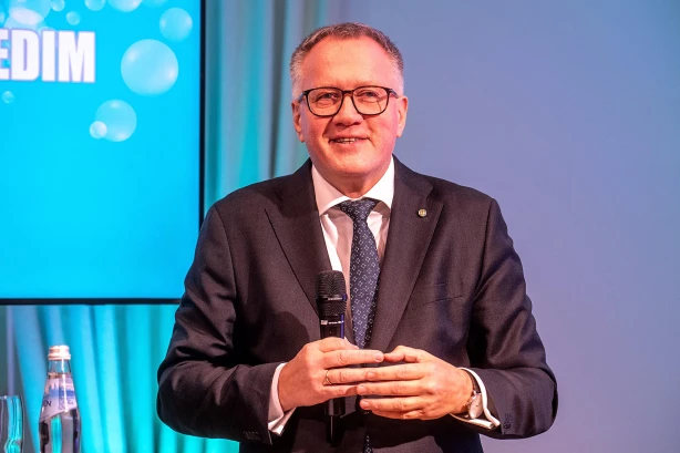 “Bilances” konference: A. Ašeradens par kapitāla piesaisti uzņēmumos un MI ienākšanu grāmatvežu ikdienā (video)