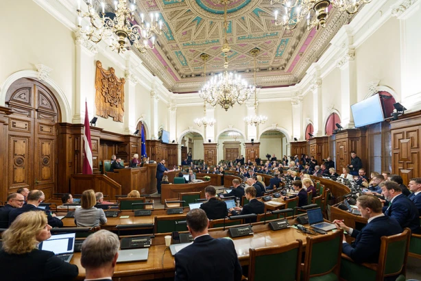 Saeima pieņem izmaiņas 45 likumos, kas skar valsts budžetu