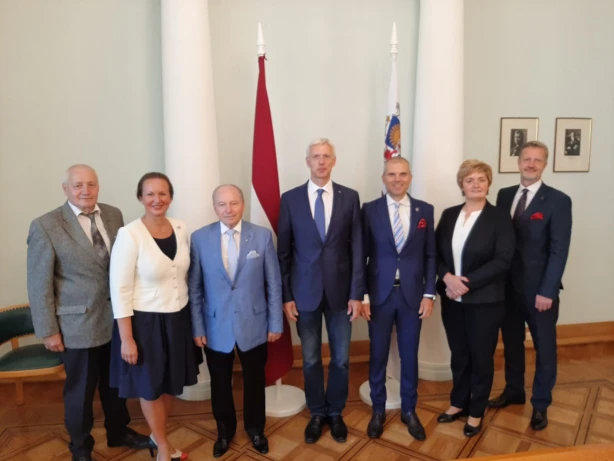 Par nodokļu sistēmas uzlabojumiem valdības vadītājs apspriežas ar darba devēju un uzņēmēju organizācijām