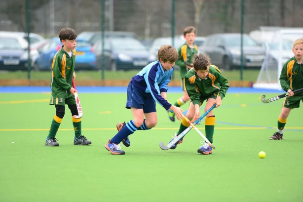 Kāpēc biedrības saņemtā maksa par interešu izglītības pakalpojumiem nav atbrīvojama no PVN, bet maksa par dalību sporta nometnē ir?