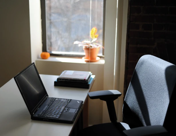 Kādas ir darba devēja tiesības un pienākums atlīdzināt attālināti nodarbināto darbinieku izdevumus?