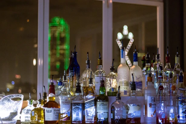 Ēdinātājiem atļauj tirgot alkoholiskos dzērienus arī līdzņemšanai