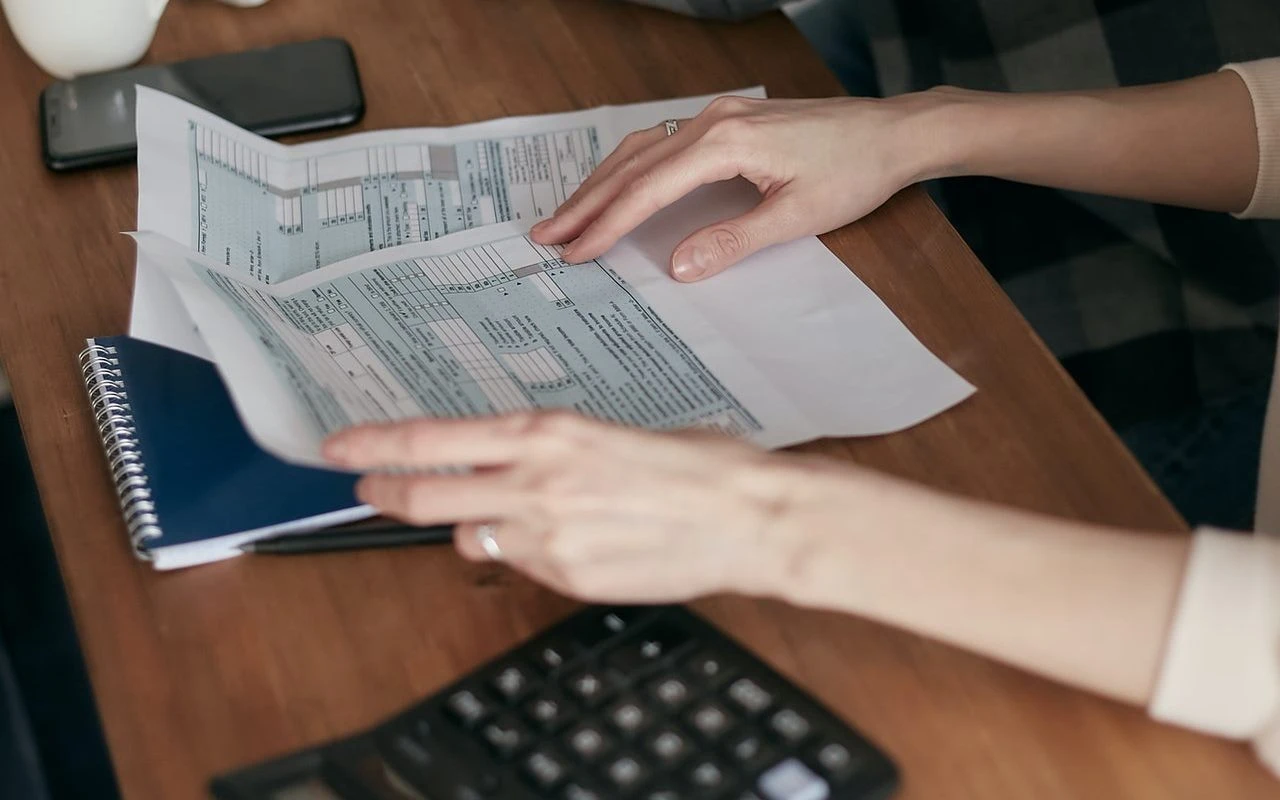 Atzīst likuma „Par nodokļiem un nodevām” regulējumu attiecībā uz atkārtotiem nodokļu pārkāpumiem par neatbilstošu Satversmei