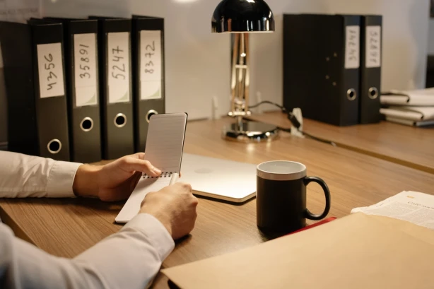 No izmeklēšanas iestādes var prasīt atlīdzināt darbiniekam izmaksāto algu, ja tas kavējis darbu kā liecinieks vai cietušais