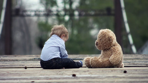 Plāno palielināt valsts atbalstu strādājošiem vecāku pabalsta saņēmējiem