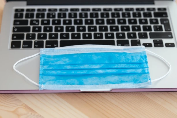 Vai fiziskai personai, kas strādā uz uzņēmuma līguma pamata, pienākas dīkstāves pabalsts?