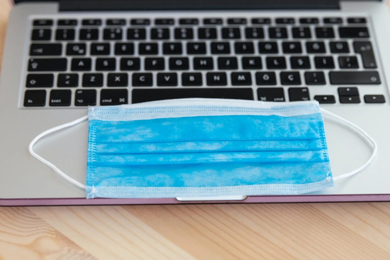 Vai fiziskai personai, kas strādā uz uzņēmuma līguma pamata, pienākas dīkstāves pabalsts?