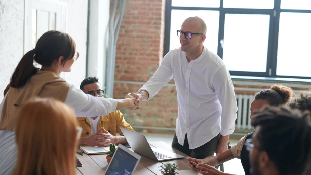 Prēmija bijušajam darbiniekam