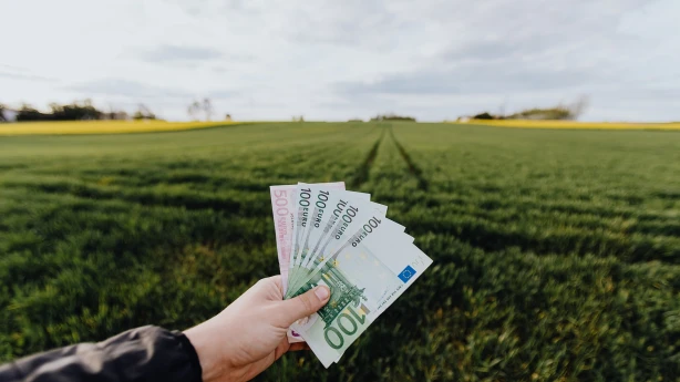 Kā iegrāmatot specifisku zemes pirkuma darījumu?