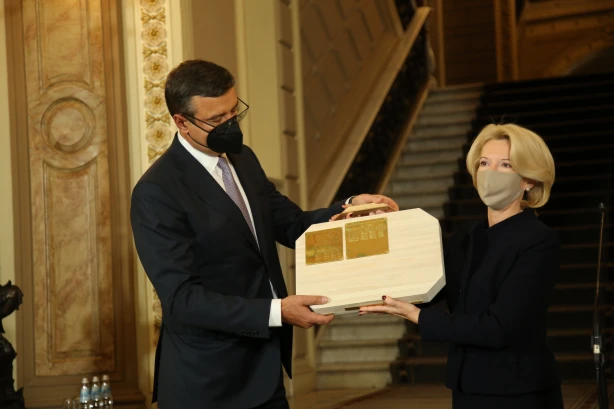 Valsts budžeta 2022. gada jaunais portfelis aizceļojis uz Saeimu