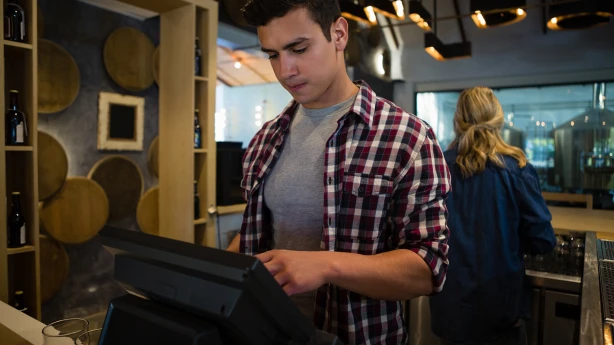 Vai pusaudži var strādāt ar kases aparātu?