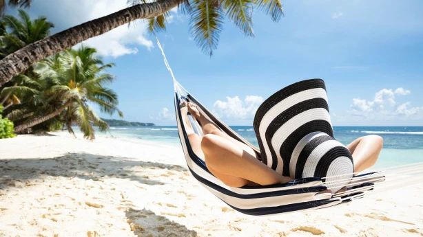 Kā jāaizpilda darba devēja ziņojums, ja darbiniekam atvaļinājums ir augustā un arī septembrī?