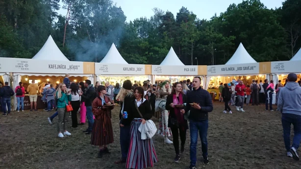 Pasākumu ēdinātājiem izbraukuma tirdzniecība jāreģistrē un klientiem jāizsniedz čeki